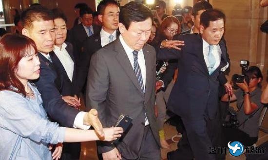 乐天集团会长辛东彬周二抵达首尔中央地方检察厅接受腐败调查