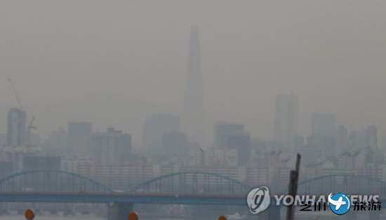 韩联社图片:首尔4月5日雾霾笼罩