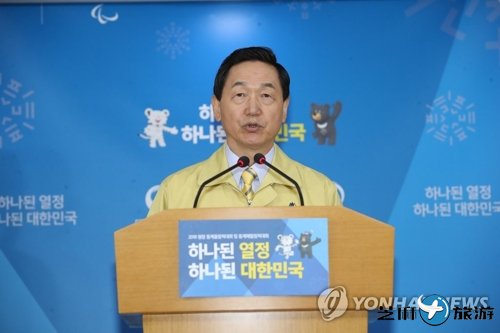 11月15日，在首尔中央政府大楼，教育部长官金相坤宣布将高考日程延期。（韩联社）